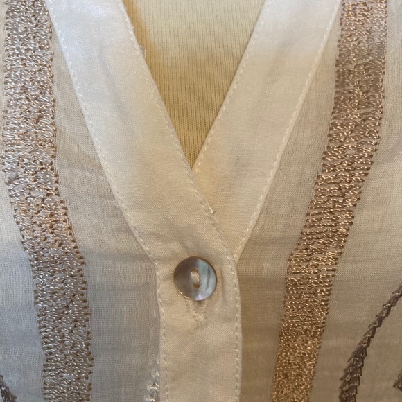 Top w/ golden thread & wooden bead embellishments - Picture 2 of 8